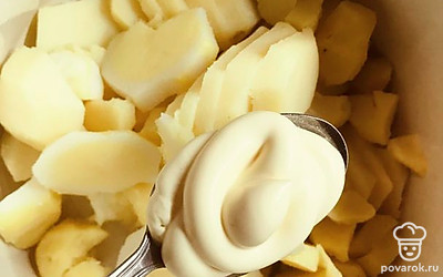 Добавьте к картофелю майонез и аккуратно перемешайте.