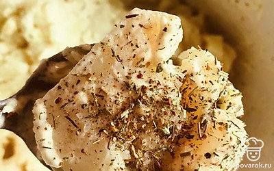 Приправьте картофель любимой сушеной зеленью, или любой другой приправой.