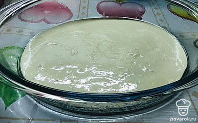 В смазанную маслом форму вылейте 1/3 теста.