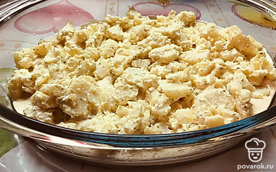 На тесто выложите картофель, смешанный с майонезом и сушеной зеленью.