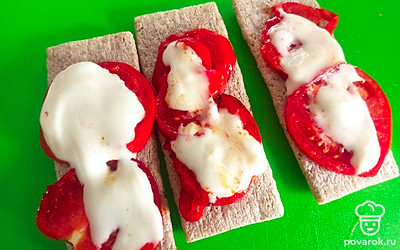 Сверху смажьте сливочным сыром.