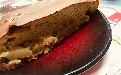 Подавайте пирог с картофелем к чаю, или с любыми другими напитками. Пирог хорош как в горячем, так и в холодном виде. Приятного аппетита!