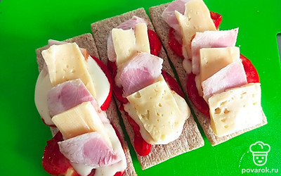 Поочередно выложите ломтики грудинки и сыра. 