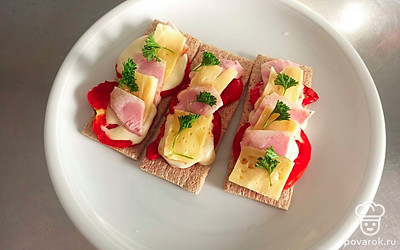 Подавайте закуску сразу после приготовления. Украсьте веточками свежей зелени.