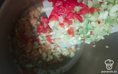 Помойте овощи. Нарежьте мелким кубиком. Хорошо разогрейте масло в сковороде. Всыпьте лук и обжарьте до золотистого цвета. Следом выложите помидоры и кабачки. Убавьте огонь и томите 5 минут.