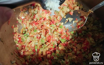 Приправьте все чесноком и специями, солью и аджикой. Тушите еще 5 минут.