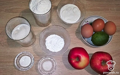 Просейте муку. Подготовьте все ингредиенты в необходимом количестве и выложите на рабочую поверхность. Достаньте заранее сливочное масло, чтобы оно стало более мягким. Промойте яблоки, очистите от кожуры, удалите сердцевину.