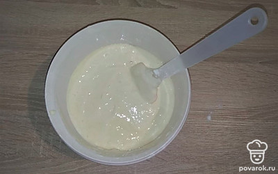 В отдельной миске взбейте яйца с сахаром и ванильным сахаром до образования густой пены. Добавьте сметану, аккуратно перемешайте, чтобы яичная смесь не потеряла свою пышность. В массу введите просеянную муку, разрыхлитель. Затем добавьте цедру лайма и хорошо перемешайте.