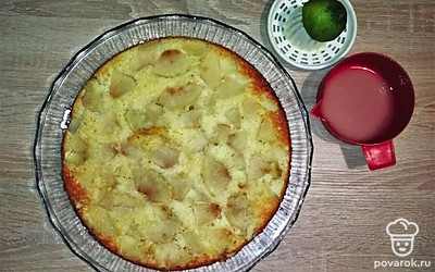 Приготовленное тесто вылейте в форму сверху на яблоки. Разогрейте духовку, поместите тесто в духовой шкаф, и выпекайте пирог в течение 30-40 минут при температуре 180 ℃. Готовность проверяйте спичкой или зубочисткой. Готовый пирог выньте из формы, перевернув на сервировочное блюдо. Смешайте сок лайма (1 ст.л.) с сахарной пудрой. Полученной глазурью полейте пирог.