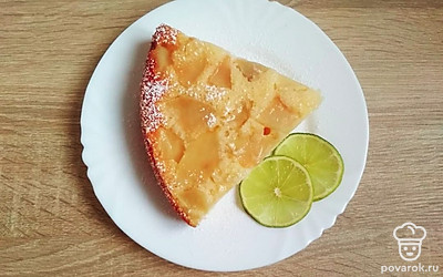 Готовый пирог разрежьте на порции и подавайте к чаю. Перед подачей можете украсить веточками мяты.