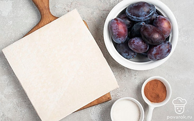 Сливы промойте под проточной водой, а затем просушите бумажными полотенцами. Тесто при необходимости разморозьте. Также возьмите форму для выпекания и скалку.