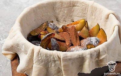 Приготовьте пирог. Поверх теста выложите ломтики сливы. Сверху посыпьте их корицей и сахаром. После этого поместите форму в духовку. Готовьте пирог 30-40 минут при 200 градусах.