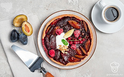 Готовый сливовый пирог подавайте к столу сразу после приготовления. А чтобы он выглядел еще интереснее, посыпьте его сахарной пудрой.