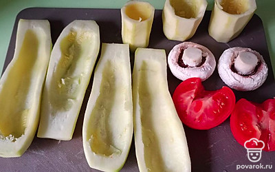 Из трех небольших молодых кабачков достаньте сердцевину. Очистите шампиньоны, помойте помидор. 