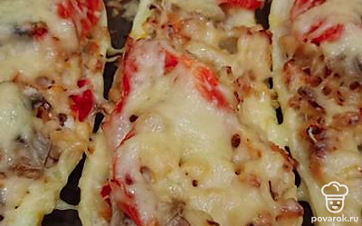 Достаньте кабачки, посыпьте сверху тертым сыром. Отправьте в духовку еще минуты на 3, чтобы сыр расплавился. 