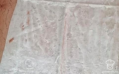 Лаваш расстелите. Половину лаваша смажьте майонезом.