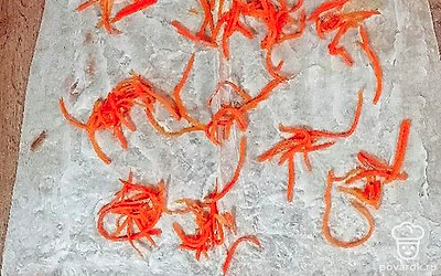 Сверху посыпьте корейской морковью.