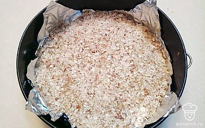 Миндаль измельчите в блендере, добавьте мед, воду, соль и овсяные хлопья мелкого помола. Замесить тесто. Затем пересыпьте в форму, выстланную фольгой, и утрамбуйте.