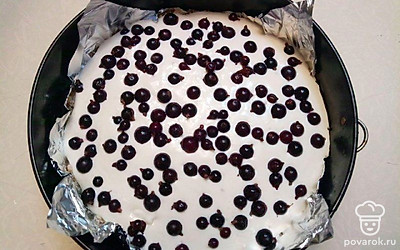 Смешайте в блендере рикотту, яйца, кусочки бананов и выложите их на тесто. Сверху насыпьте ягоды. Выпекайте 25 минут при температуре 180 градусов.