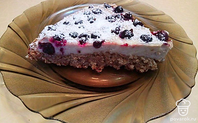 Посыпьте пирог сахарной пудрой. Разложите листики мяты, свежие ягоды и подайте на стол. К пирогу заварите чай или кофе.