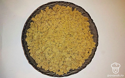 Пропустите через мясорубку вареную говядину. Обжарьте нарезанный лук и смешайте с говядиной. Разделите тесто на крупные шарики и раскатайте их.