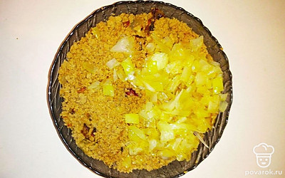 Начинку выкладывайте на середину кружочка, положите кубик масла и соедините края, прокатайте тесто чтобы вышел лишний воздух. Обрежьте края тарелкой. Поместите жариться в горячем растительном масле.