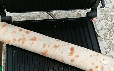 Теперь плотно скатайте рулет и обжарьте на гриле 2 минуты.