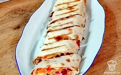 Подавайте закуску к столу теплой. Сыр будет еще расплавленным, что очень нравится не только детям, но и взрослым. 