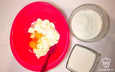 Тщательно промойте яйца под водой, растопите масло при комнатной температуре. Отмерьте нужное количество ряженки, муки, сахара, а также соды с солью, выложите ингредиенты в отдельные емкости для удобства в процессе приготовления.