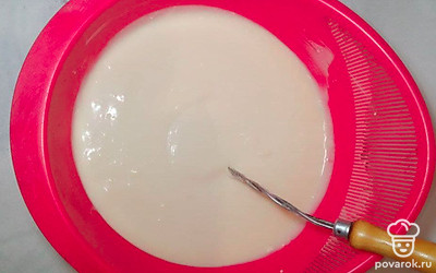 В глубокую емкость с сахаром добавьте масло, порезанное на кусочки, также вбейте яйца, хорошо перемешайте. После чего добавьте соль с содой, просейте муку, тщательно перемешайте до однородности.