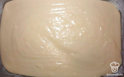 Подготовьте форму для выпечки пирога, смажьте ее маслом, аккуратно распределите готовое тесто по всей поверхности. Разогрейте духовку до 220С, поместите в нее форму с заготовкой, выпекайте 45 минут. Аккуратно достаньте горячий десерт, дайте ему полностью остыть.