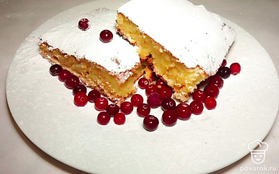 Подавайте пирог на стол в качестве десерта, перед подачей посыпьте сахарной пудрой, так пирог будет выглядеть аппетитнее, дополните свежими ягодами для придачи сочности блюду.