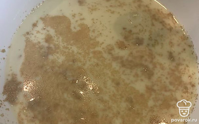 Смешиваем тёплое молоко с дрожжами, солью и сахаром, перемешиваем до растворения дрожжей. 