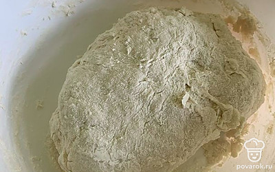 Добавляем муку и замешиваем тесто, оставляем в тёплом месте на 1-1,5 до поднятия. 