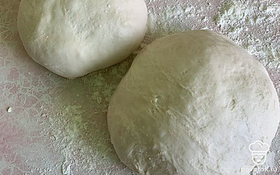 После того как тесто поднялось, делим на 2 части и оставляем ещё на 15-20 минут подниматься. 