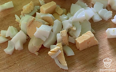 Пока тесто поднимается, делаем начинку: отвариваем яйца и нарезаем на мелкие кубики. 