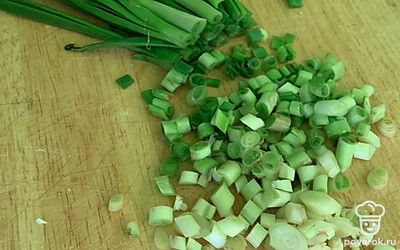 Нарезаем мелко лук. 