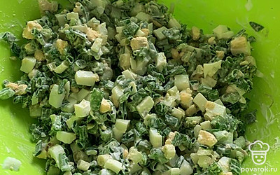 Смешиваем лук и яйца, добавляем соль по вкусу, можно добавить чуть сметаны. 