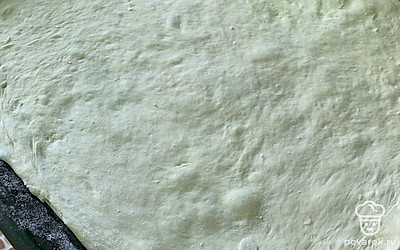 Рассказывает тесто на противне смазанным маслом. 