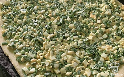 Сверху кладём нашу начинку с луком и яйцом. 