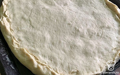Закрываем вторым раскатанным листом теста. Отправляем в духовку на 180 градусов, на 35-40 минут до готовности. 