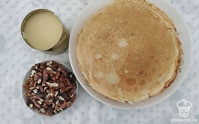 Заранее приготовьте орехи и скалку. Также понадобится плоское блюдо, для формирования торта.