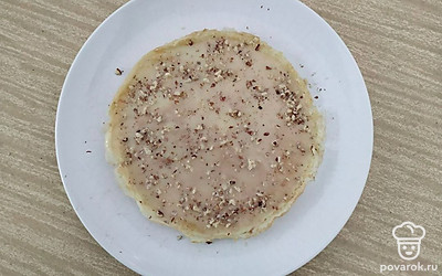 Каждый блин намажьте и посыпьте орехами. Последний блин обильно посыпьте орехами. Пирог положите в холодильник на ночь для пропитки.