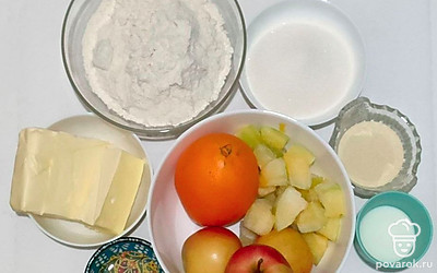 Яблоки и ревень нарежьте небольшими кусочками. Разогрейте духовку до температуры 190°C.