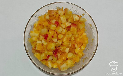 Смешайте сливочное масло комнатной температуры с мукой до крошки. Добавьте 50 г сахара и слепите тесто. Сделайте из него шар и уберите в холодильник на пол часа. К нарезанным яблокам и ревеню добавьте сок и цедру апельсина, кукурузную муку и сахар. Все тщательно перемешайте.