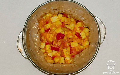 Смажьте форму для выпекания растительным маслом и выложите тесто, разровняйте его и оставьте бортики. Выложите начинку и прикрыть бортиками. Смажьте сливками и поместите в духовку на 60 минут.