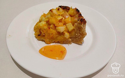 Готовое блюдо украсьте сверху сахарной пудрой, растопленным шоколадом или свежими ягодами.