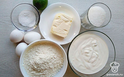 Яйца и сметана должны быть комнатной температуры, а сливочное масло – очень холодным. Муку просейте через сито. Кожуру лайма натрите на мелкой терке, а с мякоти выжмите сок. Форму для выпечки, диаметром 22 см, застелите пергаментом. Включите разогреваться духовку до 180°C.