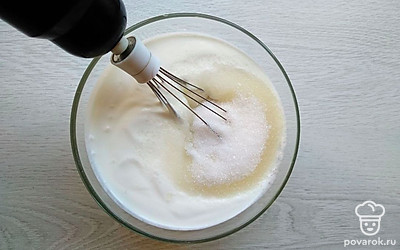 Приготовьте заливку. Взбейте миксером яйца с сахаром, добавьте сметану, манку, цедру и сок лайма, перемешайте все до однородной консистенции.