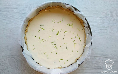 Охлажденное тесто выложите на дно формы, разровняйте его, формируя бортики. Сверху залейте сметанной заливкой, она не должна доходить до края на 1 – 2 мм. Отправьте выпекаться в духовку при 180°C на 80 минут. Дайте готовому пирогу остыть при комнатной температуре, а затем поставьте в холодильник на 2 – 3 часа, чтобы он хорошо застыл.